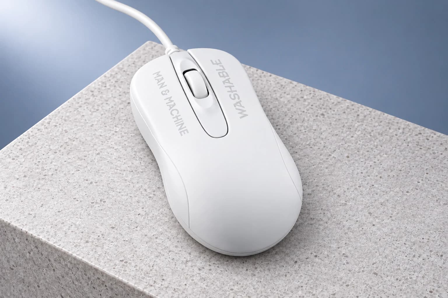 Man & Machine C Mouse · blanche, vue de face en studio.