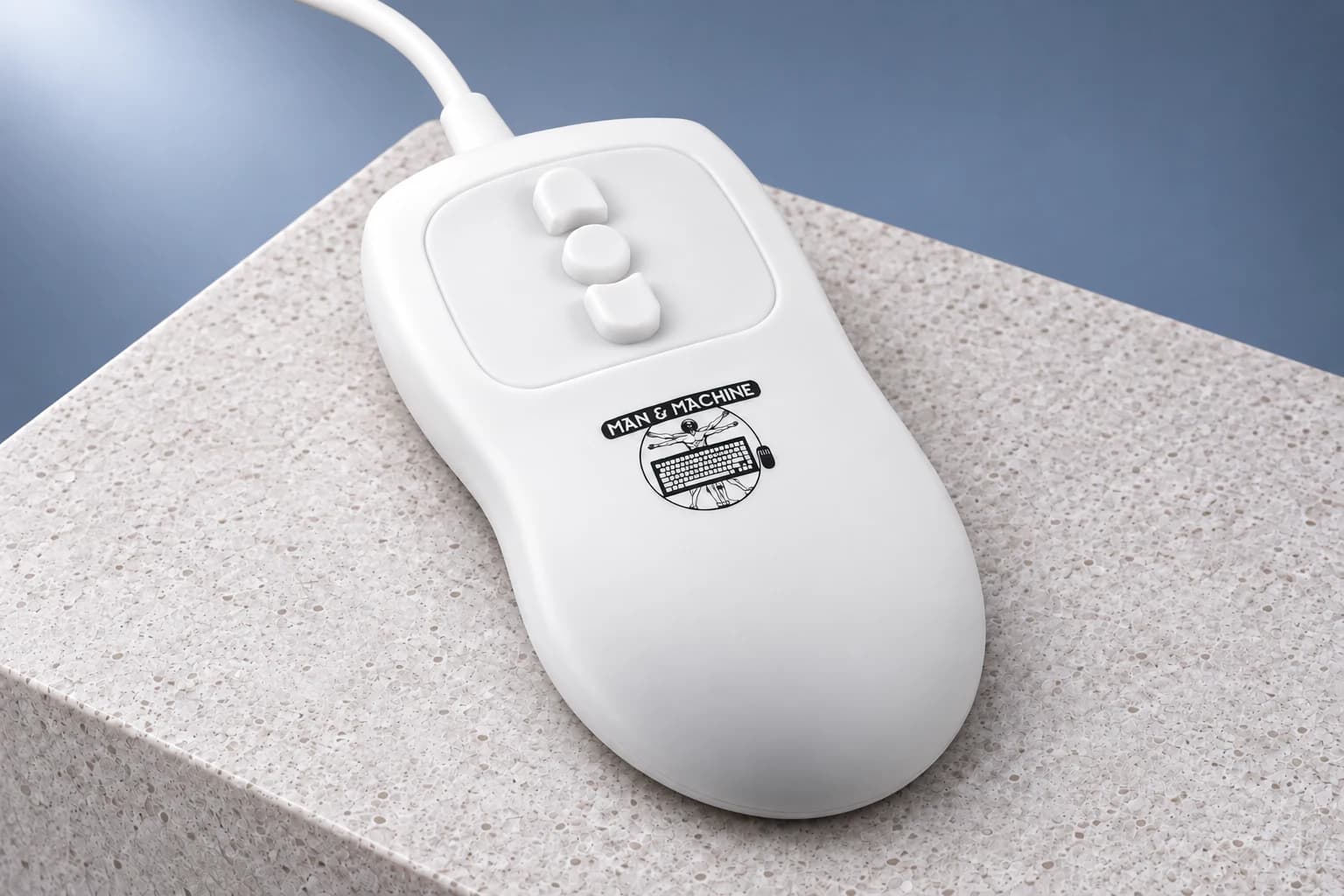 Man & Machine Mighty Mouse · blanche, vue de face en studio.