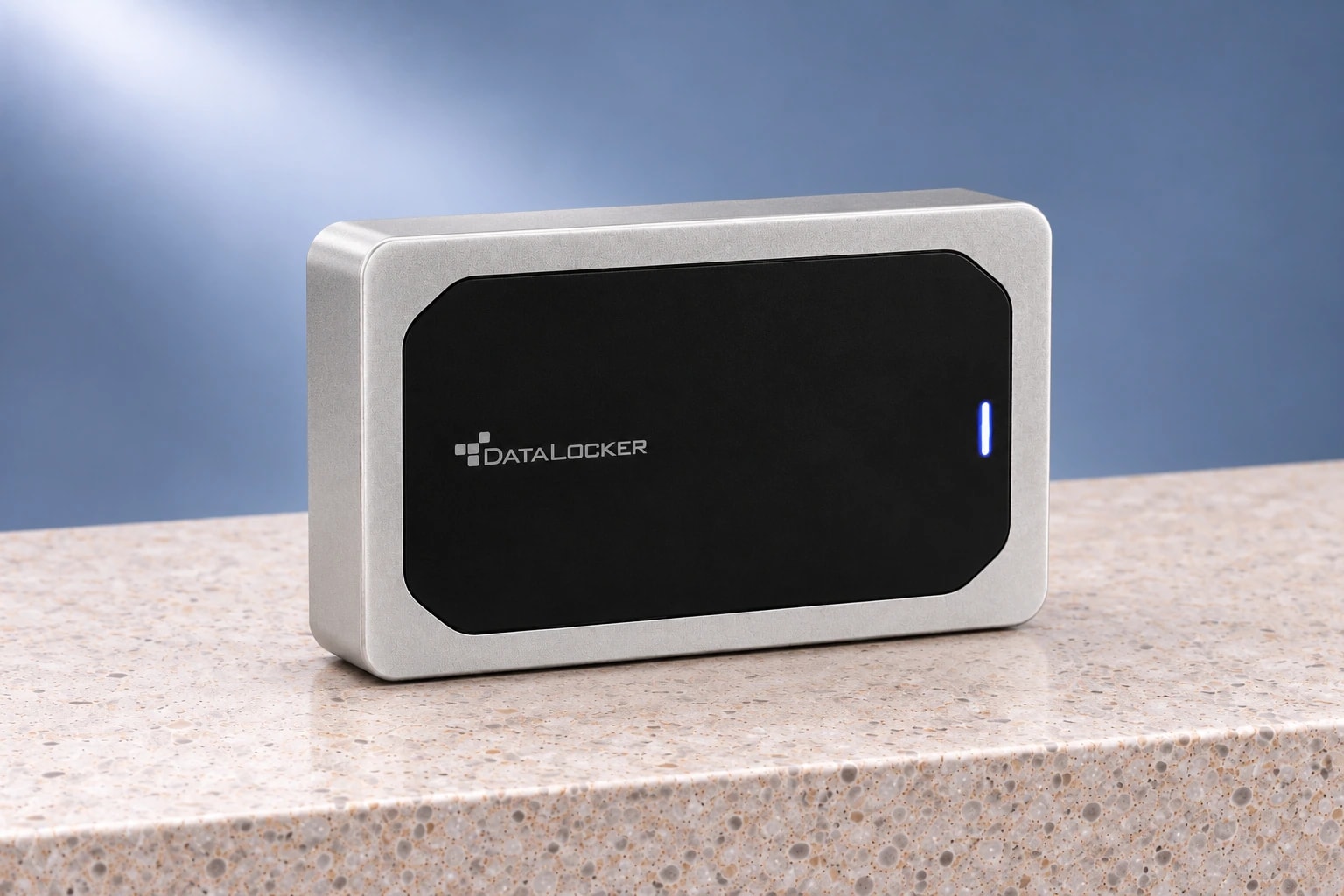 DataLocker DL450 FE, vue trois quarts en studio.