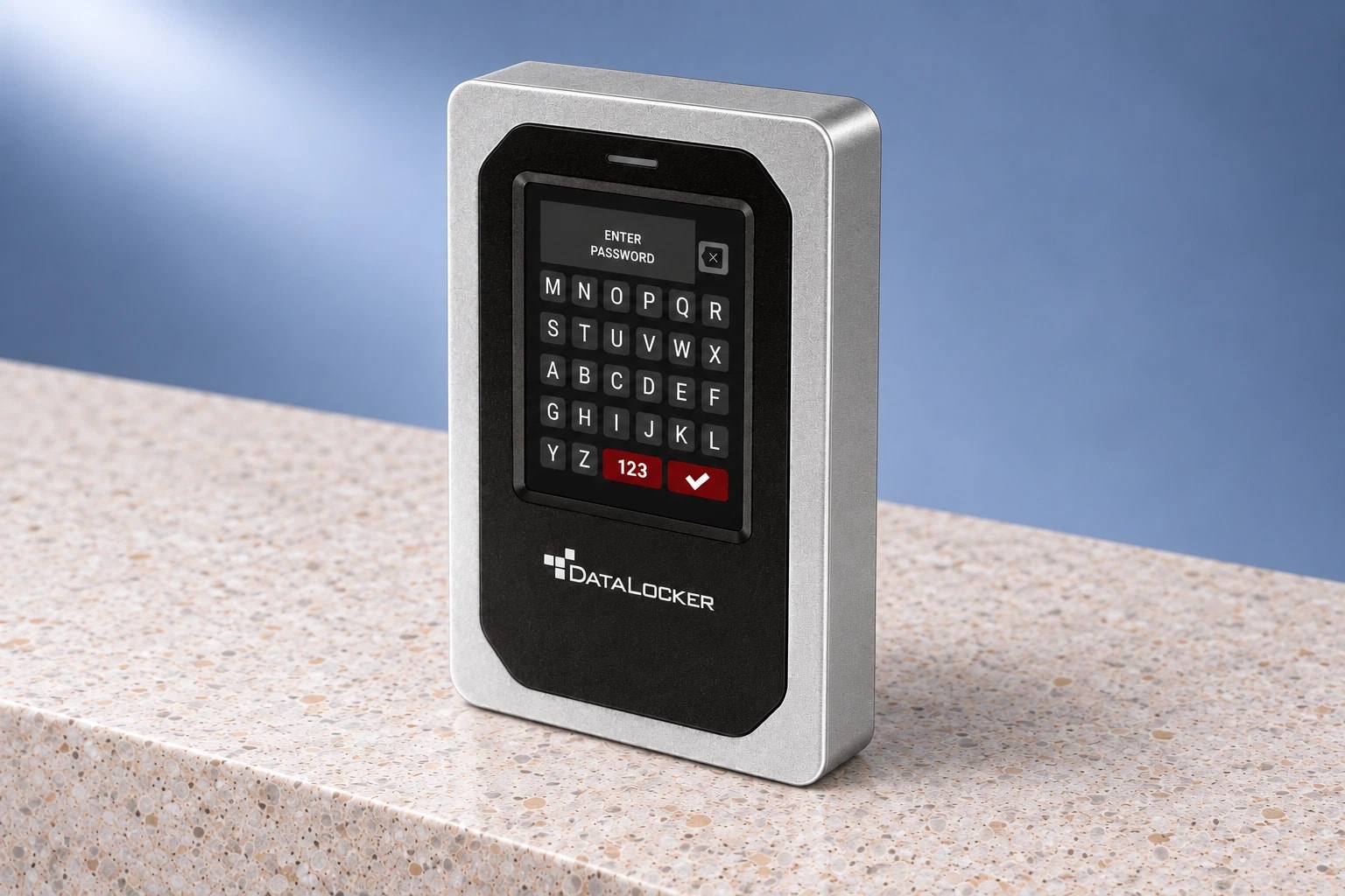 DataLocker DL4 FE, vue trois quarts en studio.