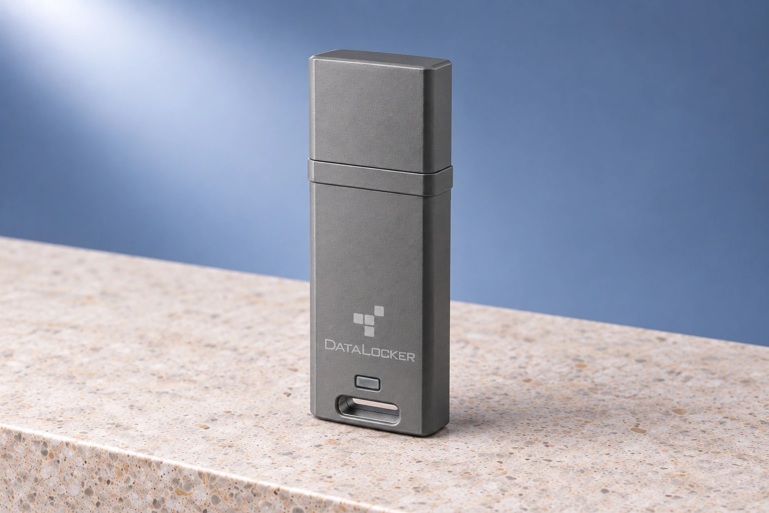 DataLocker DL GO, vue trois quarts en studio.