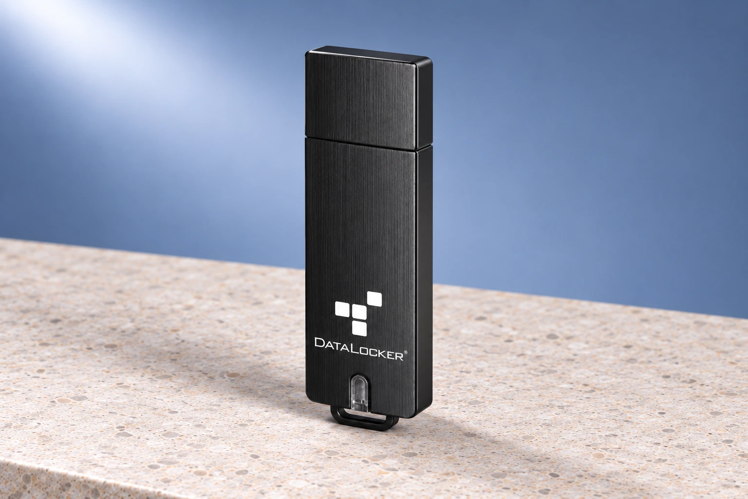 DataLocker Sentry 5, vue trois quarts en studio.
