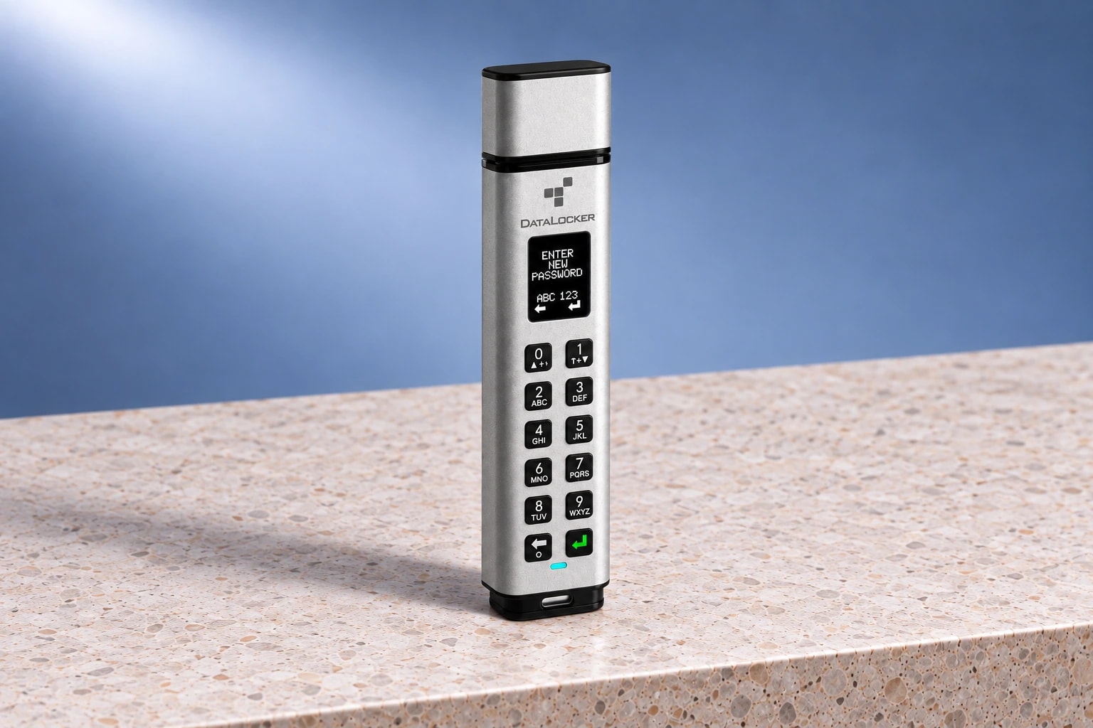 DataLocker Sentry K350, vue trois quarts en studio.