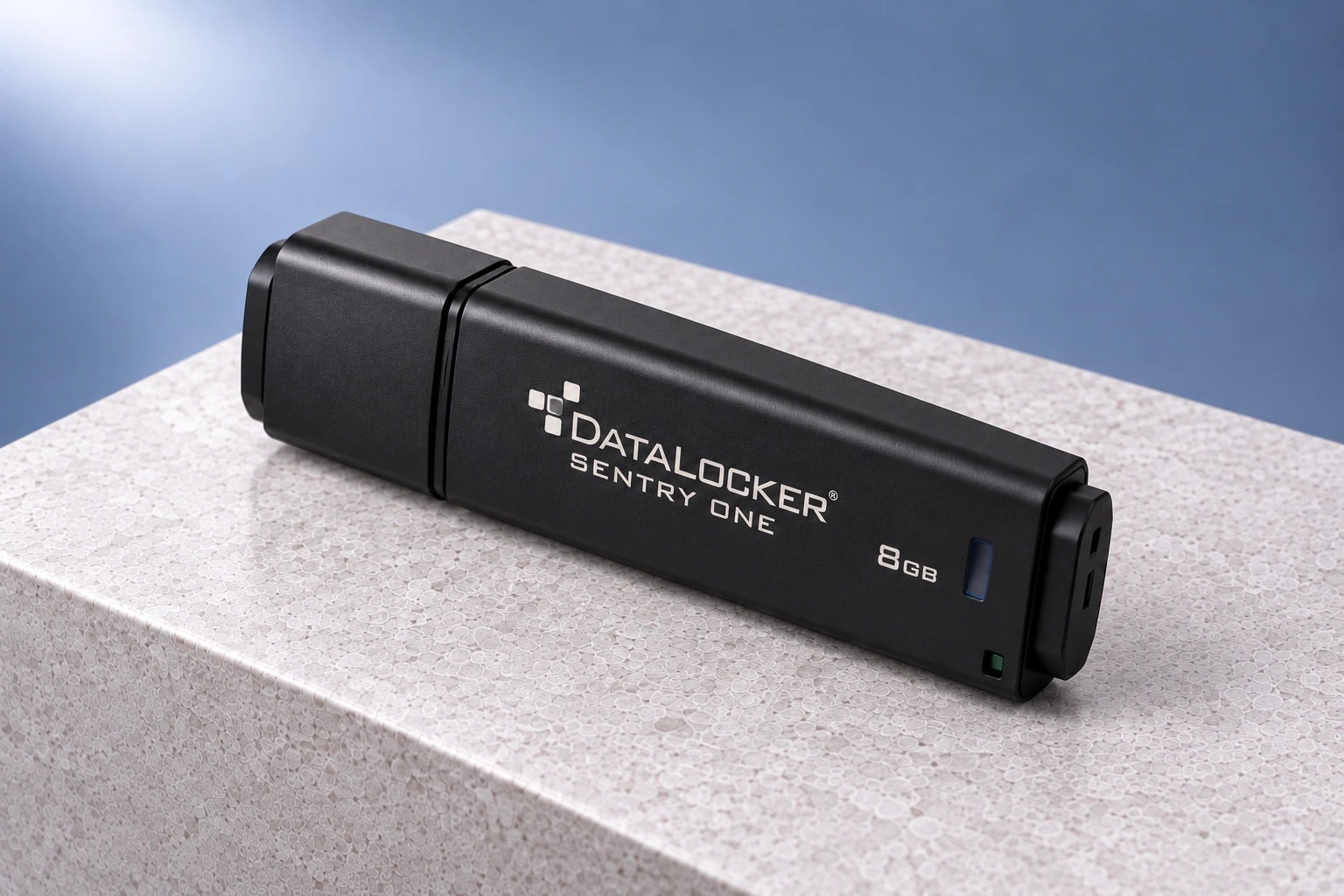 DataLocker Sentry ONE, vue trois quarts en studio.