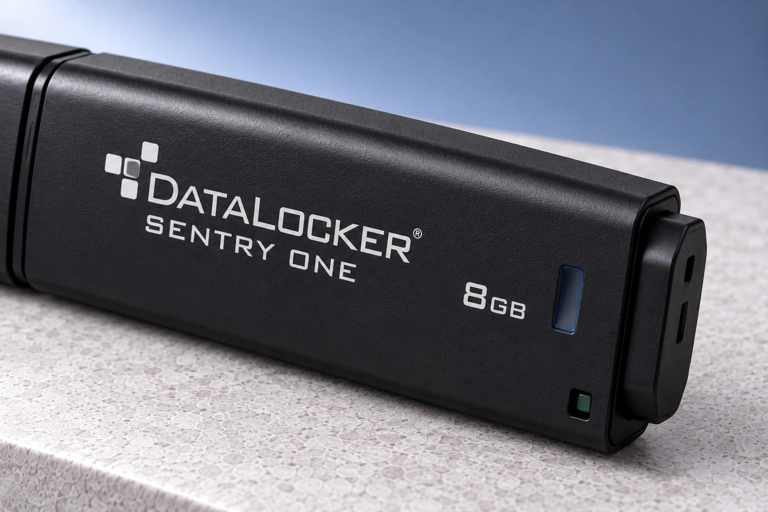 DataLocker Sentry ONE, détail du produit en studio.