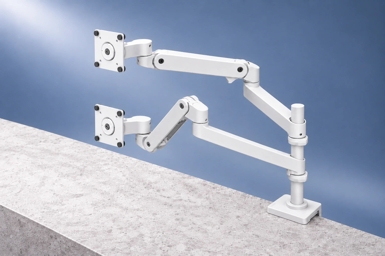 Ergotron LX Pro Dual Stacking, vue trois quarts en studio.