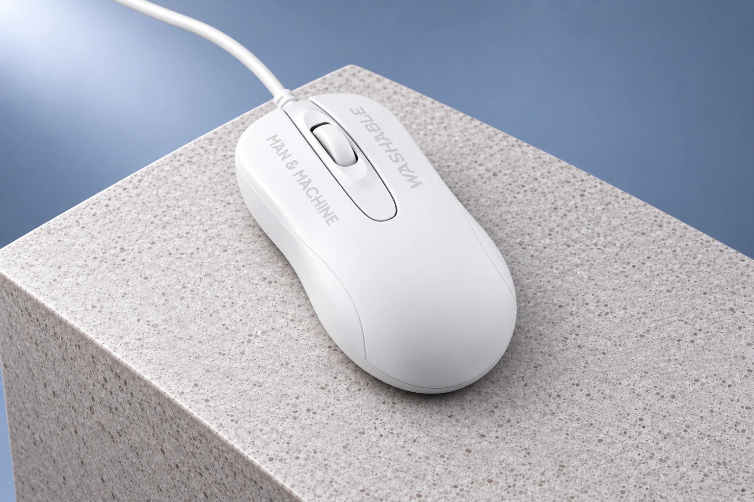 Man & Machine C Mouse · blanche, vue trois quarts en studio.