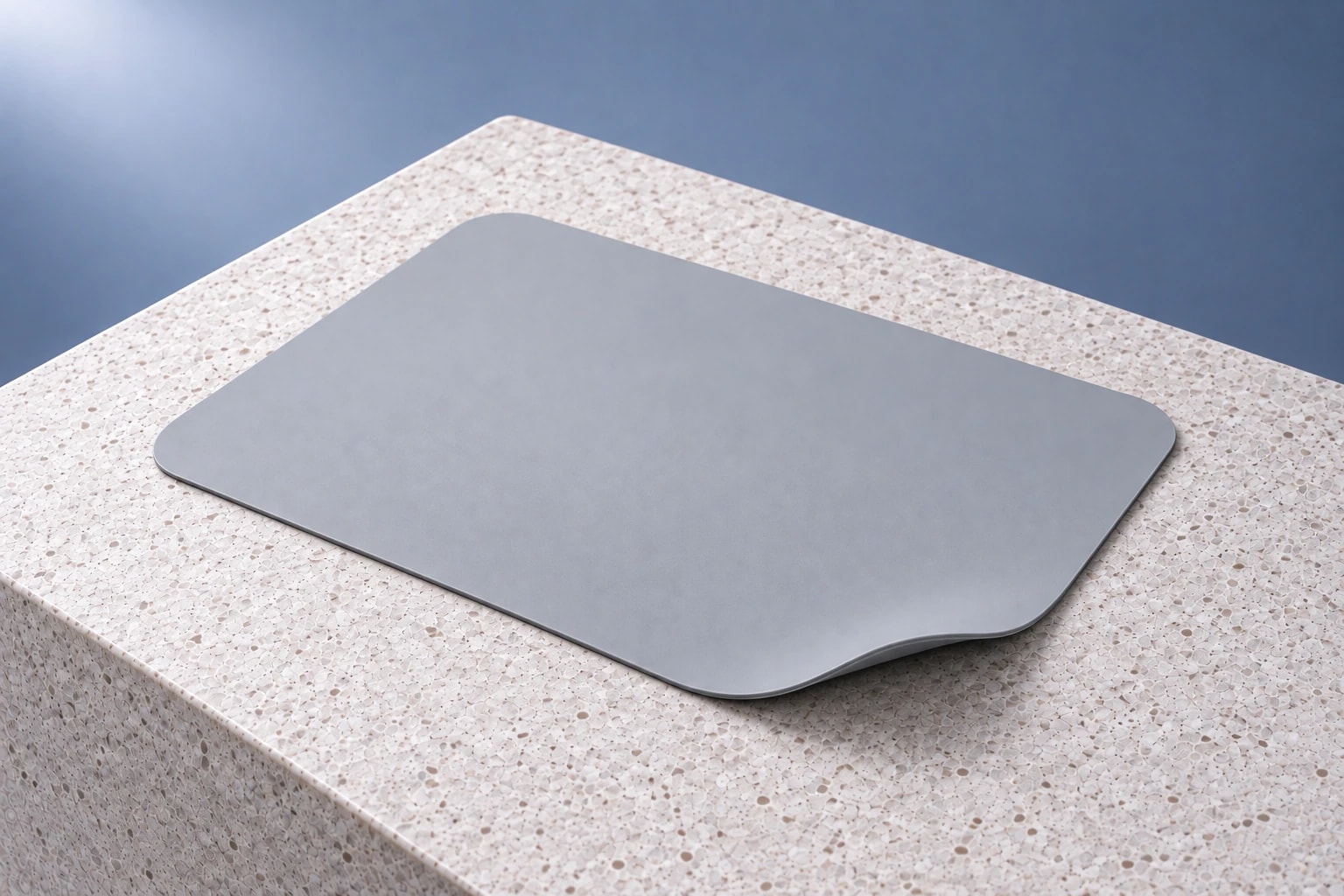 Man & Machine Mouse Pad · gris, vue trois quarts en studio.