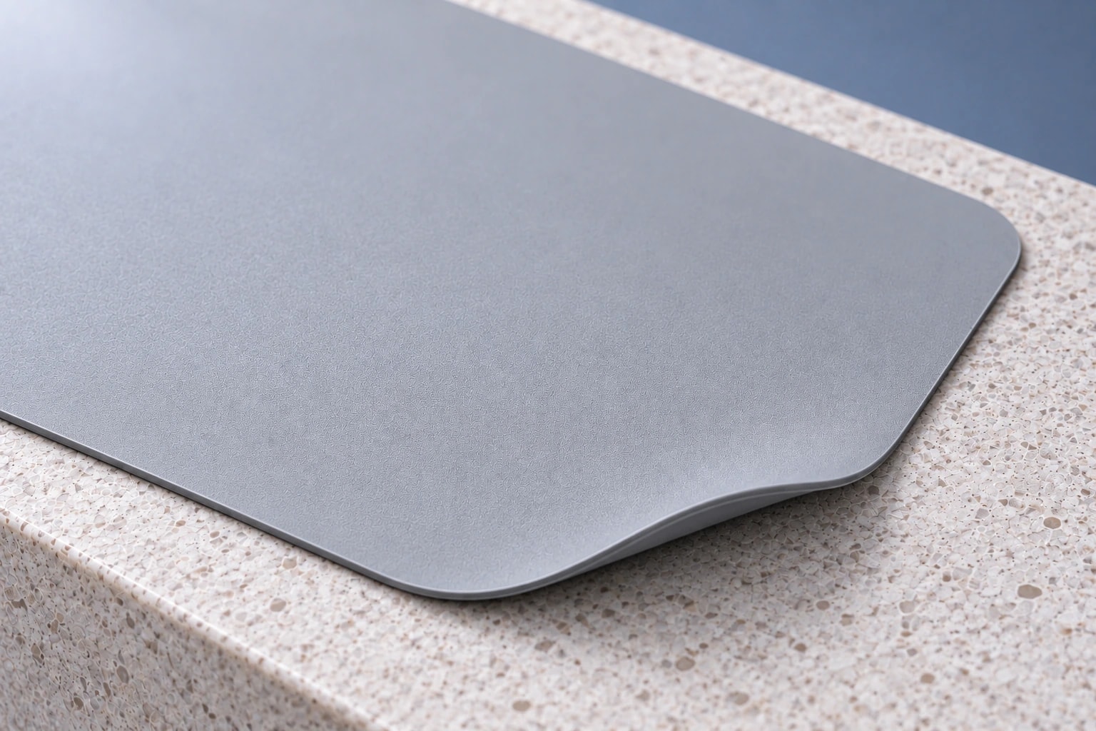 Man & Machine Mouse Pad · gris, détail du produit en studio.