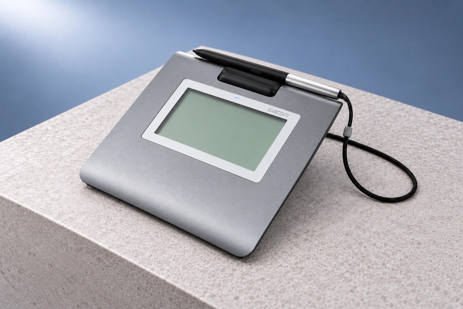 Wacom STU-430, vue trois quarts en studio.