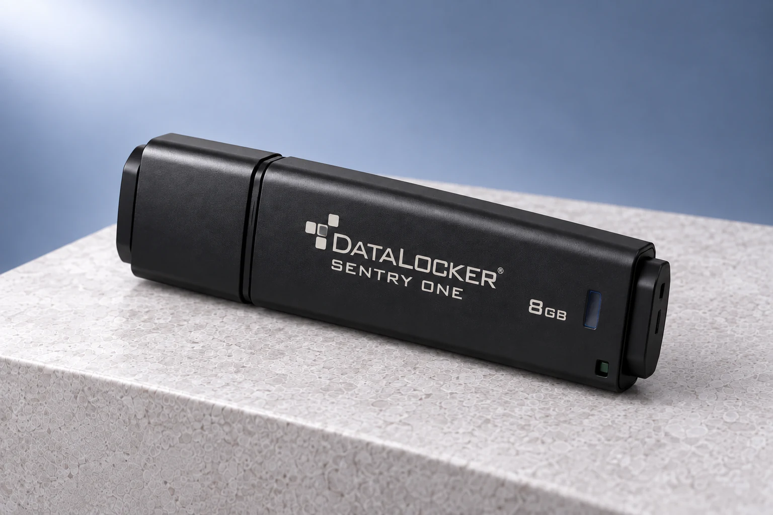 Visualisation studio de la clé chiffrée DataLocker Sentry ONE noire portant le marquage 8 Go.
