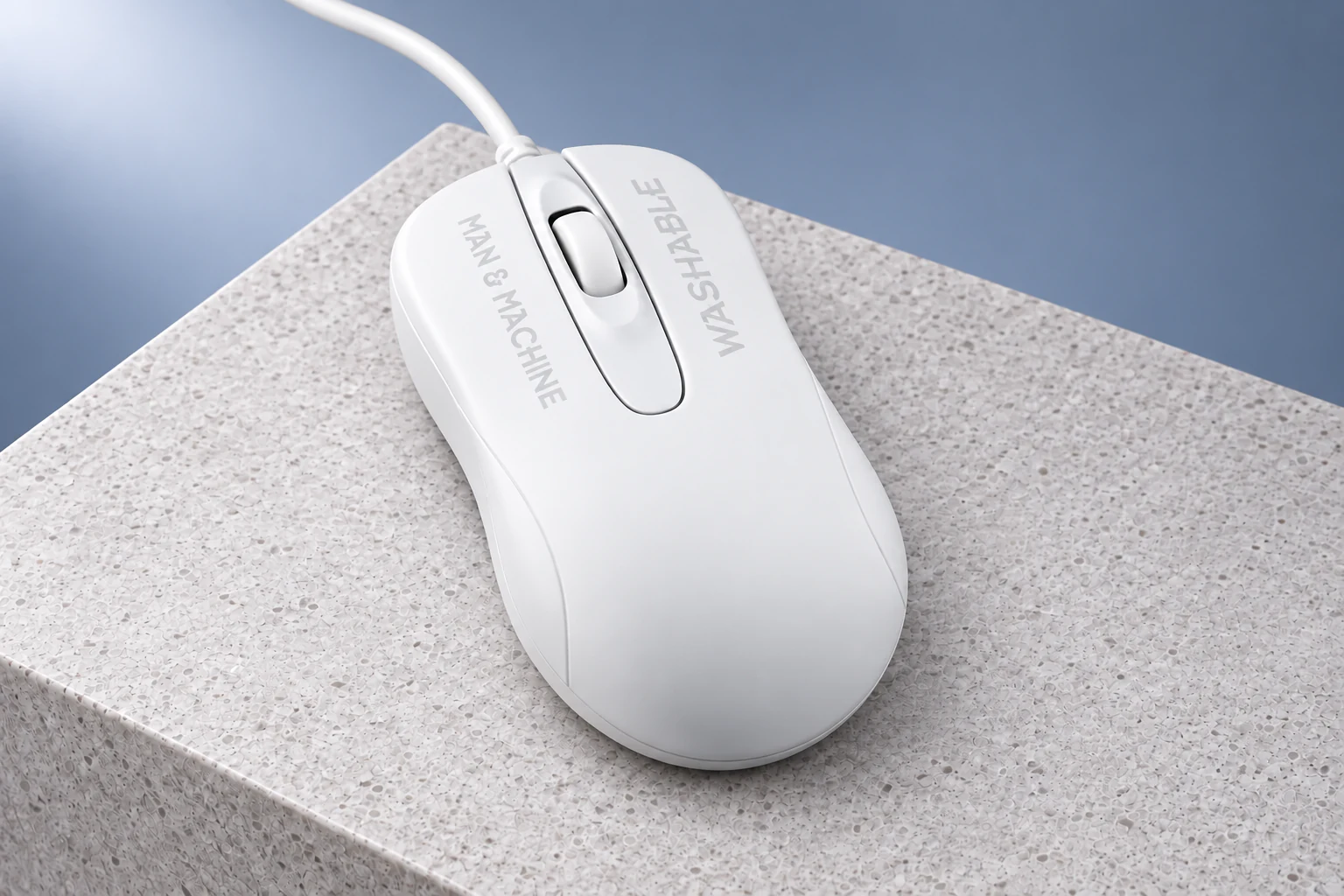 Man & Machine C Mouse · blanche, vue de face en studio.