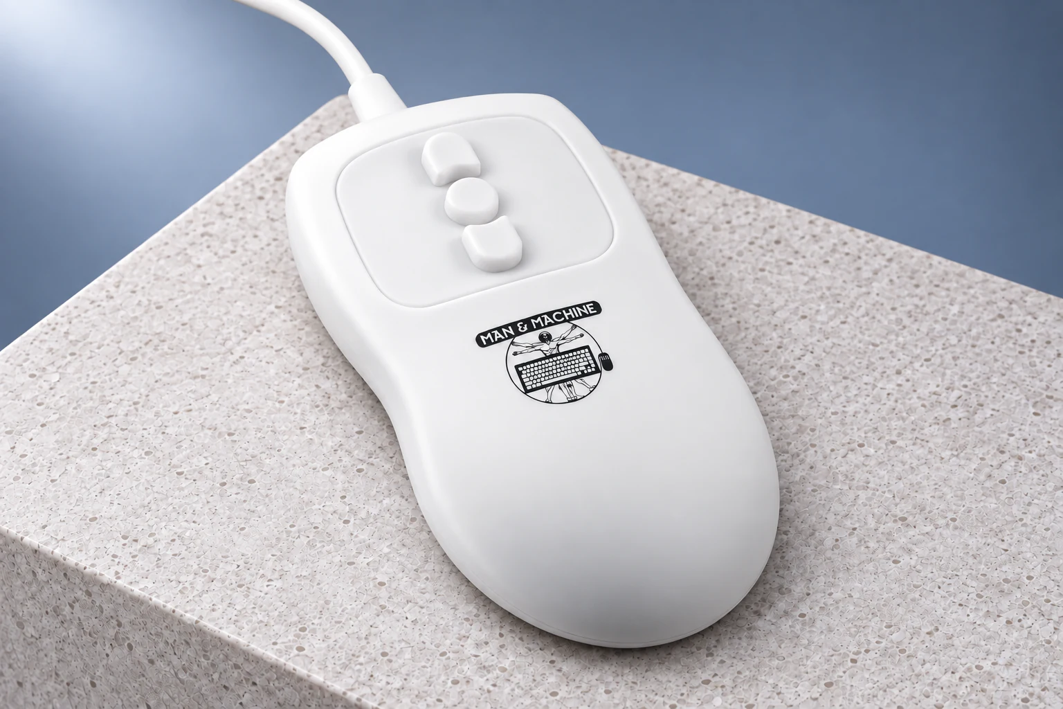 Man & Machine Mighty Mouse · blanche, vue de face en studio.