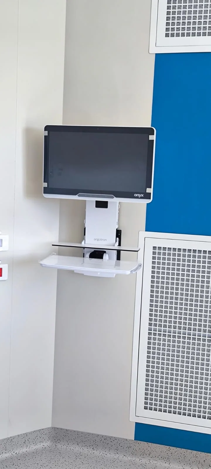 Le même poste Onyx déployé, écran orienté et plateau clavier ouvert