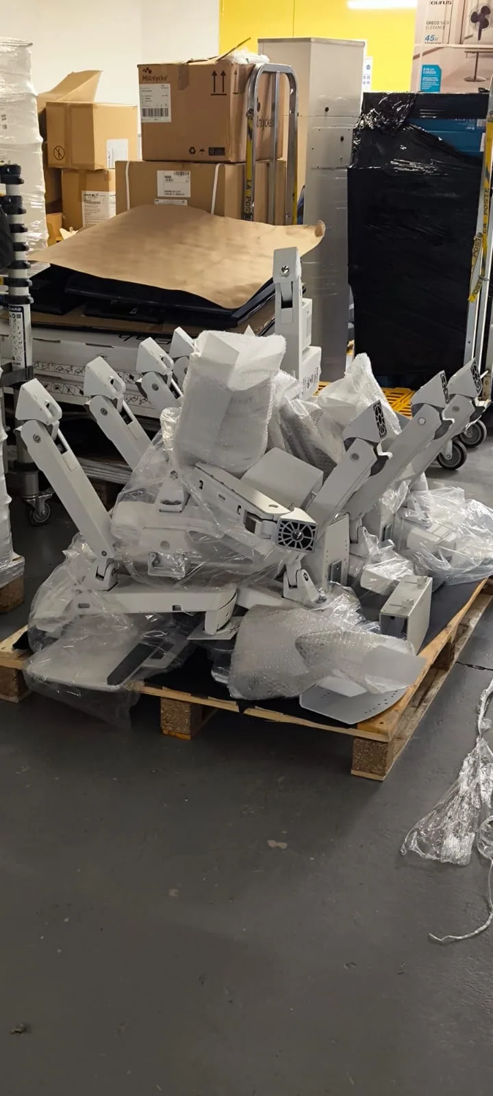 Palette de bras Ergotron sous film au dépôt, préparés pour l'envoi