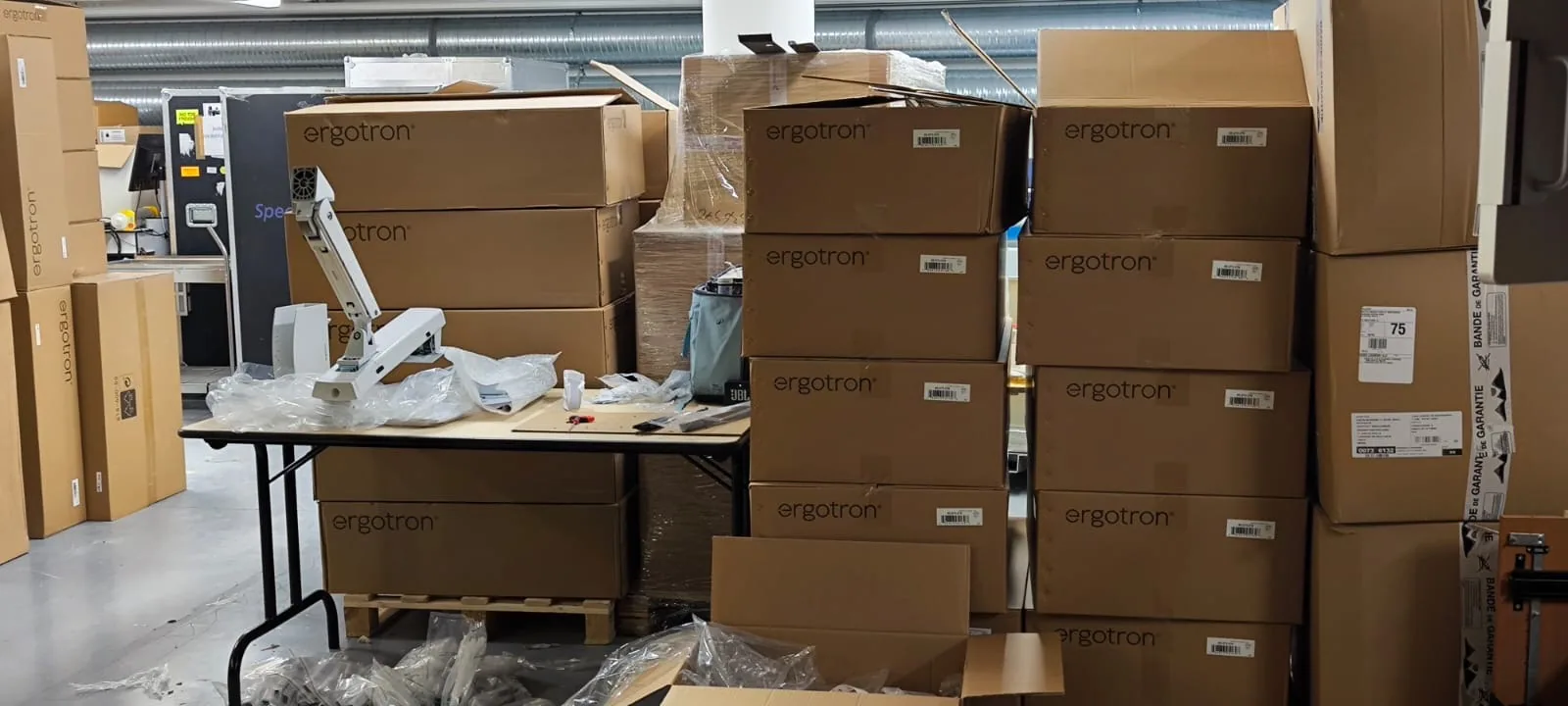 Cartons Ergotron empilés au dépôt avant l'expédition sur site